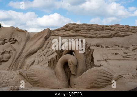 Lappeenranta, Finnland. 21. August 2022. Swans - Sandskulptur in finnischer Natur thematisch Lappeenranta Sandburg Stockfoto