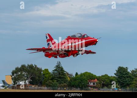 Royal Air Force Red Arrows BAE Hawk-Düsenflugzeug, das vom Londoner Flughafen Southend abfliegt, um auf der Eastbourne Airshow ausgestellt zu werden. Geringe Abfahrt Stockfoto