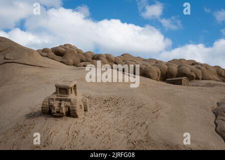 Lappeenranta, Finnland. 21. August 2022. Traktor und Scheune, Sandskulptur im finnischen Natur-Themen Lappeenranta Sandcastle Stockfoto