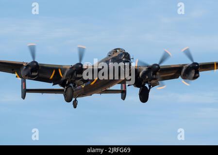 RAF Battle of Britain Memorial Flight Avro Lancaster nimmt am London Southend Airport ab, nachdem er ihn als Basis für die Ausstellung auf der Eastbourne Airshow genutzt hat Stockfoto
