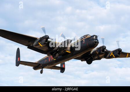 RAF Battle of Britain Memorial Flight Avro Lancaster nimmt am London Southend Airport ab, nachdem er ihn als Basis für die Ausstellung auf der Eastbourne Airshow genutzt hat Stockfoto