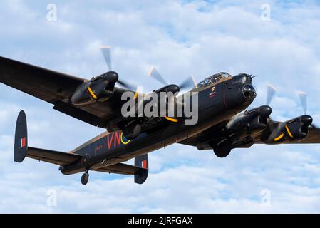 RAF Battle of Britain Memorial Flight Avro Lancaster nimmt am London Southend Airport ab, nachdem er ihn als Basis für die Ausstellung auf der Eastbourne Airshow genutzt hat Stockfoto