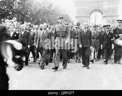 Die Befreiung von Paris, 25. - 26. August 1944 General Charles de Gaulle und sein Gefolge sind vom Triumphbogen über die Champs Elysees nach Notre Dame für einen Dankesdienst nach der Befreiung der Stadt im August 1944 aufgesetzt. Bahasa Indonesia: Pembebasan Kota Paris, 25 - 26 Agustus 1944 Jenderal Charles de Gaulle bersama rombongannya berjalan dari Arc de Triomphe melewati Champs Elysees menuju Katedral Notre-Dame de Paris, guna mengikuti ibadat Te Deum untuk memperingati pembebasan kota di bulan Agustus 1944 Stockfoto