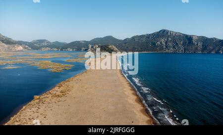 Eyriel landschaftlich schöner Blick auf den Strand von Iztuzu und das Dalyan-Flussdelta oder den Sulungur-See. Entdecken Sie die Naturwunder der Türkei. Reiseziel Stockfoto