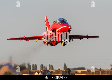 RAF Red Arrows BAE Hawk-Düsenflugzeug, das vom Londoner Flughafen Southend abfliegt und nach der Ausstellung auf Flugshows nach Scampton abfliegt. Fahrwerk einfahren Stockfoto