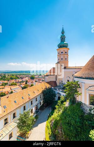 Panoramablick auf den Turm auf Schloss Mikulov, tschechische republik. Romantischer Ort im Land des Weines, Südmähren Region. Stockfoto
