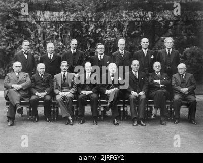 Britische politische Persönlichkeiten 1936-1945 Die Churchill Koalition 11 Mai 1940 - 23 Mai 1945: The Churchill Koalition Krieg Cabinet: stehend, von Links nach Rechts, Sir Archibald Sinclair, Herr V Alexander, Lord Cranborne, Herbert Morrison, Lord Moyne, Kapitän Margesson und Brendan Bracken. Sitzend, von links nach rechts, Ernest Bevin, Lord Beaverbrook, Anthony Eden, Clement Attlee, Winston Churchill, Sir John Anderson, Arthur Greenwood und Sir Kingsley Holz. Stockfoto