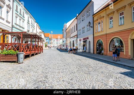 Mikulov, Tschechische Republik - 8,8.2020: Radfahrer und Touristen auf dem Hauptplatz in Mikulov Stadt. Mittelalterliche Stadt mit magischen Straßen und schöne Stadt hal Stockfoto