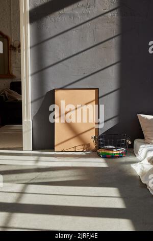 Rahmen auf dem Boden in der Nähe der Matratze im Schlafzimmer Stockfoto