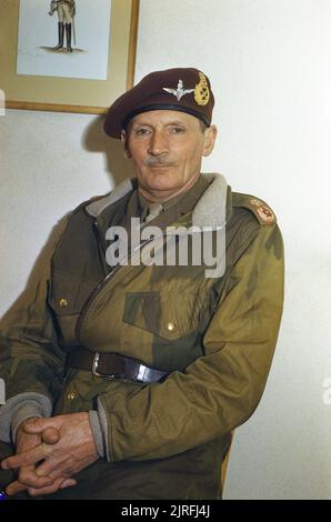 Feldmarschall Sir Bernard Montgomery, 1944 Portrait von Feldmarschall Sir Bernard Montgomery zu seiner Ernennung zum Oberst zum Kommandanten des Parachute Regiment. Feldmarschall Montgomery trägt die Baskenmütze und das Springen Jacke der Parachute Regiment. Seinen Schal ist ähnlich wie die getragen durch Britische Fallschirmjäger, wenn Sie in der Normandie in der Nacht vom 5 abgeworfen wurden. - 6. Juni 1944. Stockfoto