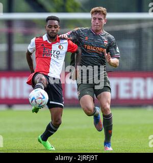 ROTTERDAM, NIEDERLANDE - 24. AUGUST: Danilo von Feyenoord, Wessel Dammers von Willem II während des Freundschaftsspiels zwischen Feyenoord und Willem II in Varkenoord am 24. August 2022 in Rotterdam, Niederlande (Foto: Geert van Erven/Orange Picts) Stockfoto