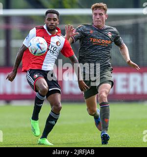 ROTTERDAM, NIEDERLANDE - 24. AUGUST: Danilo von Feyenoord, Wessel Dammers von Willem II während des Freundschaftsspiels zwischen Feyenoord und Willem II in Varkenoord am 24. August 2022 in Rotterdam, Niederlande (Foto: Geert van Erven/Orange Picts) Stockfoto