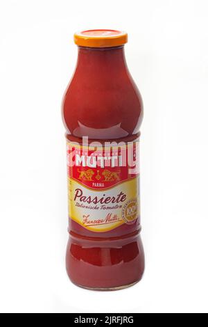 WETZLAR, DEUTSCHLAND 2022-07-18: Flasche MUTTI Tomate passata. Stockfoto