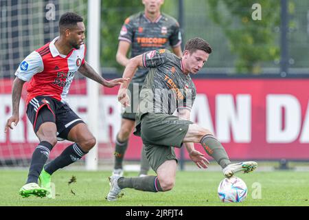 ROTTERDAM, NIEDERLANDE - 24. AUGUST: Danilo von Feyenoord, Nick Doodeman von Willem II. Während des Freundschaftsspiel zwischen Feyenoord und Willem II in Varkenoord am 24. August 2022 in Rotterdam, Niederlande (Foto: Geert van Erven/Orange Picts) Stockfoto