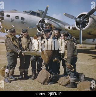 Royal Air Force Coastal Command, 1939-1945. Werbung geschossen, die vorgibt, der Kapitän einer Boeing Festung Mark II der Küstengebiete Befehl mit einer abschließenden Konferenz mit seiner Crew vor dem Start zu zeigen. Das Foto wurde am Lagens, Azoren, vor einer Festung Mark II, FL 462 'W' von Nr. 220 Squadron RAF. Die "Crew" waren in der Tat eine Ad-hoc-Gruppe von Nr. 206 Squadron RAF gezeichnet, und der 'Hauptmann' (3. von rechts, das Tragen von SD-Gap) Flying Officer L W Taylor RAAF, einem Ministerium Public Relations Officer. Stockfoto