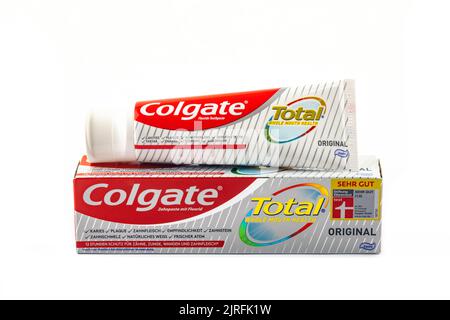 WETZLAR, DEUTSCHLAND 2022-07-14: Colgate Zahnpasta in einer Schachtel. Colgate ist eine Marke von Zahnpasta, die von Colgate-Palmolive hergestellt wird. Stockfoto