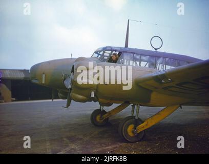 Die Air Transport Auxiliary in Großbritannien, 1942 eine Frau Pilot der Air Transport Auxiliary im Cockpit eines Avro Anson (N 5060), die verwendet wurde, zu sammeln und die Piloten liefern. Stockfoto