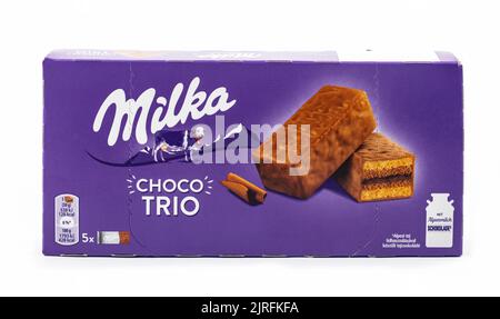 WETZLAR, DEUTSCHLAND - 2022-07-14: MILKA CHOCO TRIO. Milka Süßigkeiten Kekse und Kuchen in einem Paket. Stockfoto