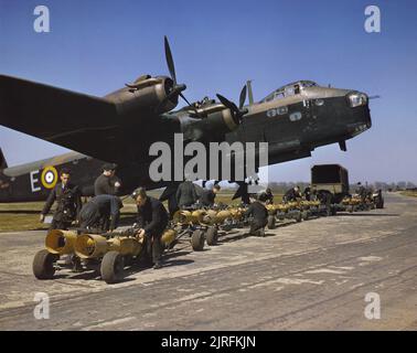 Die Royal Air Force in England, April 1942 Royal Air Force Waffenexperten prüfen über die 16 250 Pfund Bomben, bevor sie in die Short Stirling bomber N 6101 der Nr. 1651 Schwere Umrechnungseinheit in Edinburgh, Cambridgeshire geladen werden. (N 6101 war einer der ersten, der durch kurze und Harland in Belfast gebaut). Stockfoto