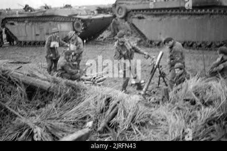 Invasion der Insel Walcheren [Westkapelle] Die Besetzung der Insel Walcheren geht schnell. Flushing ist in den Händen der britischen Truppen und ein aufspleissen im Westen sind in der Nähe der Marine Kommandos aus den Westkapelle Brückenkopf (wo diese Bilder aufgenommen wurden). Dieses Bild zeigt 3 "Mörtel in Aktion hinter der Abdeckung der amphibische Panzer. Stockfoto