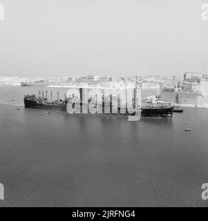 Operation Pedestal, August 1942 15. August: Ankunft der BRISBANE STERN in Malta: Die BRISBANE STERN in den Grand Harbour in Valletta. Stockfoto