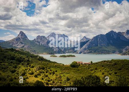 Bergige Landschaft des Naturparks Riao in Castilla y Leon, Spanien, Quelle und See im Hintergrund Stockfoto