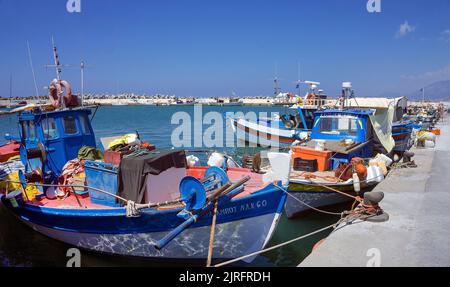 Fischerboote im Hafen von Ierapetra, der schönsten Stadt Griechenland, Kreta, Griechenland, Europa | Fischerboote im Hafen von Ierapetra, Th Stockfoto