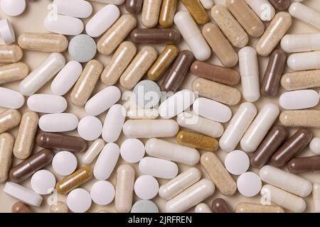 Mix aus medizinischen Kapseln und Pillen auf hellbeige Draufsicht. Präventive Medizin und Gesundheit, unter Nahrungsergänzungsmittel und Vitamine. Verschiedene Phar Stockfoto