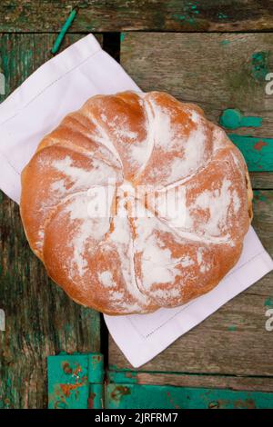 Süße ukrainische Palyanitsa mit Puderzucker im rustikalen Stil Stockfoto