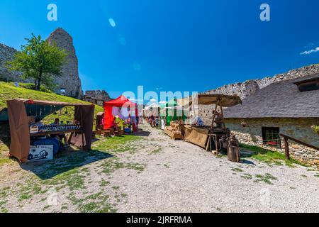 Cachtice, Slowakei - 4,7.2020: Mittelalterlicher Markt auf Schloss Cachtice. Handgemachtes Kunsthandwerk und andere Produkte im Zusammenhang mit der mittelalterlichen Kultur. Stockfoto