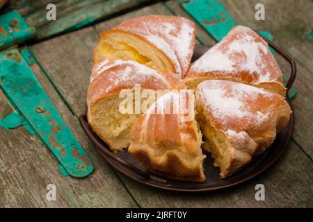 Süße ukrainische Palyanitsa mit Puderzucker im rustikalen Stil Stockfoto