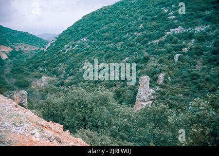 Überreste eines römischen Aquädukts in der Nähe von Gortyn auf Kreta, der größten und bevölkerungsreichsten der griechischen Inseln, dem Zentrum der ersten fortgeschrittenen Zivilisation Europas. März 1980. Archivscan von einem Dia. Stockfoto