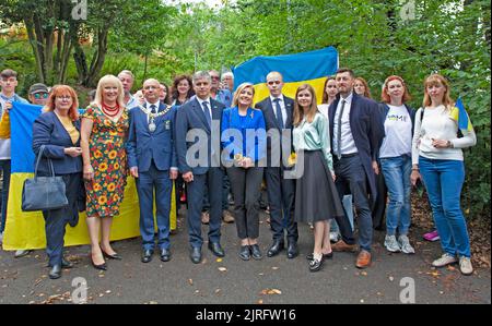 Edinburgh, Calton Hill, Schottland, Großbritannien. 24.. August 2022. Veranstaltung zum 31.. Jahrestag der ukrainischen Unabhängigkeit. In Edinburgh trafen sich die Menschen um 1pm Uhr am Panel of Saint Wolodymyr an der Treppe zum Calton Hill in der Regent Road, wo Sonnenblumensträuße gelegt wurden. Edinburgh ist eine Partnerstadt von Kiew, es war wahrscheinlich, dass es eine internationale Berichterstattung in den Medien geben würde, die in der Ukraine zu sehen wäre. Vadym Volodymyrovych Prystaiko, außerordentlicher und bevollmächtigter Botschafter der Ukraine im Vereinigten Königreich und Edinburgher Lord Provost Robert Aldridge. Kredit: ArchWhite/alamy Live Nachrichten. Stockfoto