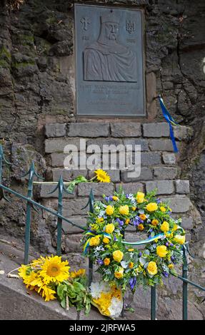 Edinburgh, Calton Hill, Schottland, Großbritannien. 24.. August 2022. Veranstaltung zum 31.. Jahrestag der ukrainischen Unabhängigkeit. In Edinburgh trafen sich die Menschen um 1pm Uhr am Panel of Saint Wolodymyr an der Treppe zum Calton Hill in der Regent Road, wo Sonnenblumensträuße gelegt wurden. Edinburgh ist eine Partnerstadt von Kiew, es war wahrscheinlich, dass es eine internationale Berichterstattung in den Medien geben würde, die in der Ukraine zu sehen wäre. Kredit: ArchWhite/alamy Live Nachrichten. Stockfoto