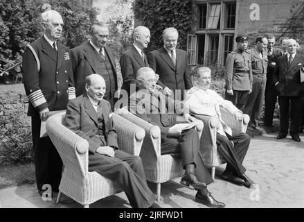 Großbritanniens neuer Premierminister Clement Attlee, mit Präsident Truman und Marschall Stalin auf der Potsdamer Konferenz, Berlin, 1. August 1945. Clement Attlee mit Präsident Truman der Vereinigten Staaten und Marschall Stalin der Sowjetunion auf der Potsdamer Konferenz in Berlin, kurz nach dem Gewinn der britischen Parlamentswahlen im Jahr 1945. Stehend von links nach rechts sind Admiral Leahy, Ernest Bevin, James Byrnes und Wjatscheslaw Molotow. Der letzte der Krieg - Zeit Gipfelkonferenzen wurde in Potsdam statt, außerhalb von Berlin vom 16. Juli bis 2. August 1945 und die Ergebnisse der britischen Parlamentswahlen waren Announ Stockfoto