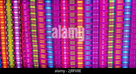 Der Stoff in vielen Farben mit handgefertigten vertikalen und horizontalen Linien, mexikanische Handwerk. Hintergrund in verschiedenen Farben Stockfoto