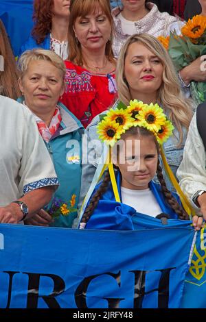 Edinburgh, Calton Hill, Schottland, Großbritannien. 24.. August 2022. Veranstaltung zum 31.. Jahrestag der ukrainischen Unabhängigkeit. In Edinburgh trafen sich die Menschen um 1pm Uhr am Panel of Saint Wolodymyr an der Treppe zum Calton Hill in der Regent Road, wo Sonnenblumensträuße gelegt wurden. Edinburgh ist eine Partnerstadt von Kiew, es war wahrscheinlich, dass es eine internationale Berichterstattung in den Medien geben würde, die in der Ukraine zu sehen wäre. Kredit: ArchWhite/alamy Live Nachrichten. Stockfoto