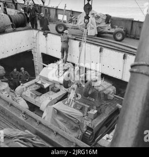 Die britische Armee auf Malta 1942 Cruiser Tanks und ein 40 mm Bofors anti-aircraft gun Entladen von einem Schiff in den Grand Harbour, 24. März 1942. Stockfoto