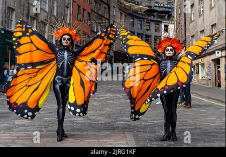 Edinburgh, Schottland, Großbritannien. 24.. August 2022. Tänzer in Kostümen aus dem Banda Monumental de Mexico posieren heute in der Altstadt von Edinburgh. Ihre Produktion von Day of the Dead wird jeden Abend beim Royal Edinburgh Military Tattoo aufgeführt. Iain Masterton/Alamy Live News. Stockfoto