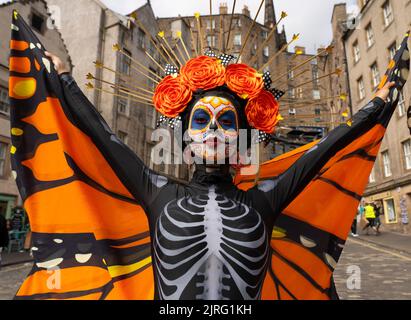 Edinburgh, Schottland, Großbritannien. 24.. August 2022. Tänzer in Kostümen aus dem Banda Monumental de Mexico posieren heute in der Altstadt von Edinburgh. Ihre Produktion von Day of the Dead wird jeden Abend beim Royal Edinburgh Military Tattoo aufgeführt. Iain Masterton/Alamy Live News. Stockfoto