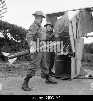 Der Home Guard 1939-45 Home Guard Soldaten laden ein anti-aircraft Rakete zu einem 'Z' Batterie in Merseyside, 6. Juli 1942. Stockfoto