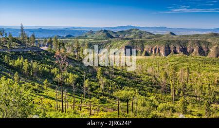 Cañon de los Frijoles, Saint Peters Dome Massiv dahinter, Jemez Mountains, Blick von der Straße NM-4 in der Nähe von Los Alamos, New Mexico, USA Stockfoto