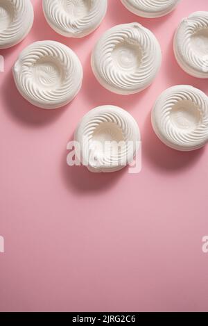 Leere Baiser-Nester auf einem rosa Hintergrund platziert Stockfoto