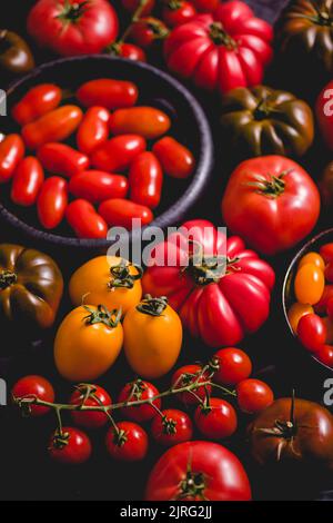 Tomaten auf dem Tisch. Tomaten verschiedener Sorten Stockfoto