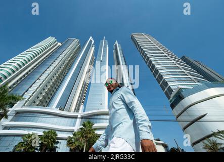 Balneário Camboriú, Santa Catarina, Brasilien - 28. Juli 2022: Mann in legerer Kleidung und Spiegelbrille auf der Atlântica Avenue Stockfoto