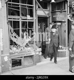 Winston Churchill prüft Air Raid Schaden in Ramsgate, Kent, 28. August 1940. Der Premierminister Winston Churchill prüft Bombenschäden durch die Luftwaffe nacht Razzien in Ramsgate, Kent, England am 28. August 1940 verursacht. Stockfoto