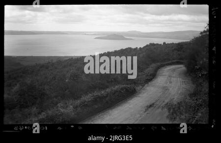 Wellington-Taihape-Rotorua-Cen : Mokora tc von der nördlichsten Kurve der Straße, 10. Oktober 1948, von Leslie Adkin. Stockfoto