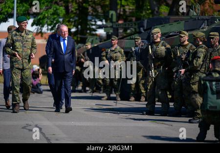 Münster, Deutschland. 24. August 2022. Stephan weil (SPD, 2. v.r.), Ministerpräsident von Niedersachsen, wird von Lutz Kuhn (l.), Brigadekommandant der Panzerkameister-Brigade 9, zu Soldaten der Bundeswehr begleitet. Der Ministerpräsident spricht mit Oberst Lutz Kuhn und Soldaten über die aktuelle Lage der Brigade. Quelle: Philipp Schulze/dpa/Alamy Live News Stockfoto