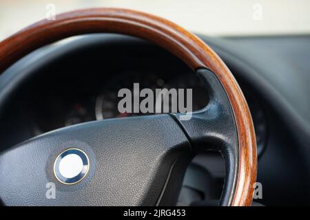 Innenraum des Autos mit braunem Holzlenkrad Stockfoto