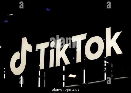 Köln, Deutschland. 24. August 2022. Das Logo von Tik Tok auf der Gamescom. Nach zwei Ausgaben ohne Publikum hat die Videospielmesse Gamescom in Köln wieder mit Besuchern begonnen. Quelle: Rolf Vennenbernd/dpa/Alamy Live News Stockfoto